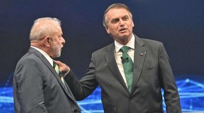 Lula e Bolsonaro durante debate eleitoral organizado pela TV Bandeirantes em 2022 (Foto: Renato Pizzuto/Band)