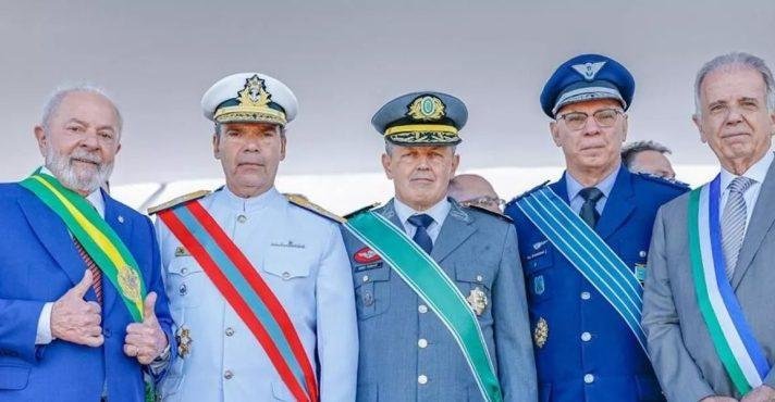 Lula, os comandantes Marcos Olsen (Marinha), Tomás Paiva (Exército) e Marcelo Damasceno (Aeronáutica) e o ministro da Defesa, José Múcio