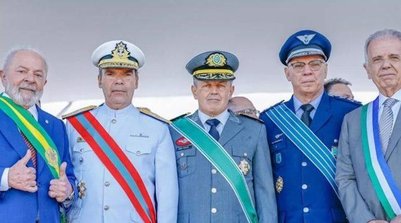Lula, os comandantes Marcos Olsen (Marinha), Tomás Paiva (Exército) e Marcelo Damasceno (Aeronáutica) e o ministro da Defesa, José Múcio (Foto: Ricardo Stuckert)