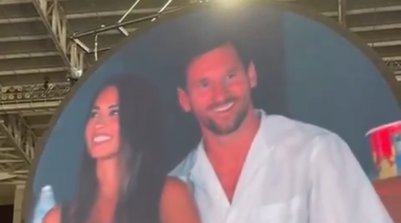 Messi e esposa no show do Coldplay (Foto: Reprodução / X)