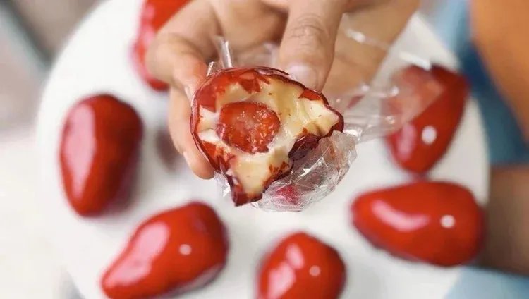 Morango do amor: o que é e onde conseguir a sobremesa do momento? (Doçuras da Tay/Acervo)