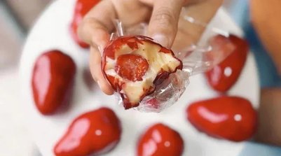 Morango do amor: o que é e onde conseguir a sobremesa do momento? (Doçuras da Tay/Acervo) (Foto: Divulgação)