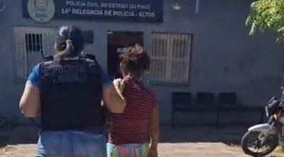 Mulher é presa pela Polícia Civil por incêndio e ameaça em Altos. (Foto: Divulgação/Polícia Civil do Piauí)