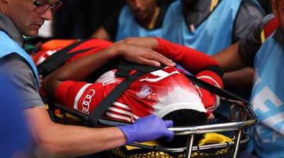 Musiala precisou deixar o Mercedes-Benz Stadium, em Atlanta, de maca (Foto: Kevin C. Cox / Getty Images North America / Getty Images via AFP)