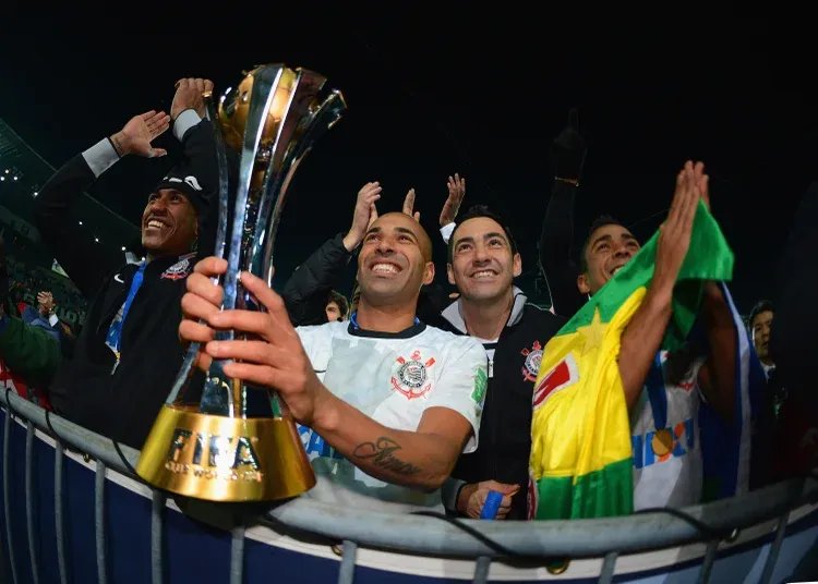 O jogador Emerson, do Corinthians celebra com a taça do Mundial de Clubes ao vencer o a final contra o Chelsea no estádio de Yokohama, no Japão, no dia 16 de dezembro de 2012 (Michael Regan/FIFA/Getty Images)