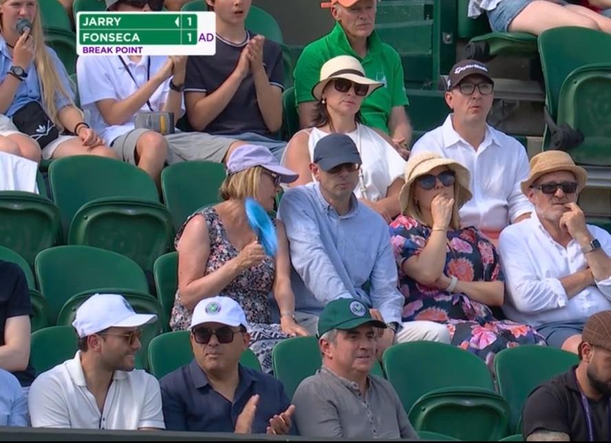O senador Ciro Nogueira (de boné verde e camisa cinza) assiste a jogo de João Fonseca em Wimbledon, no dia 4 de julho