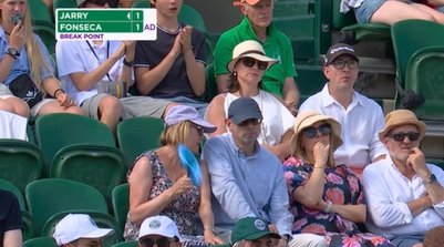O senador Ciro Nogueira (de boné verde e camisa cinza) assiste a jogo de João Fonseca em Wimbledon, no dia 4 de julho (Foto: Reprodução/ESPN)