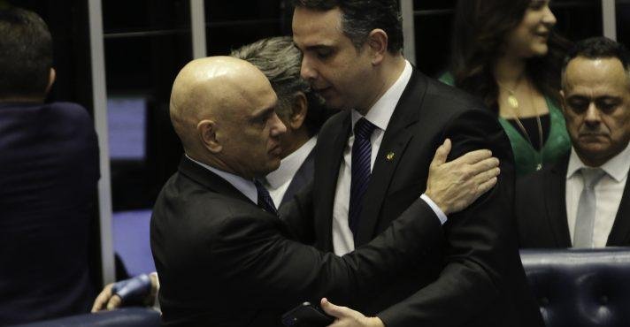 O senador Rodrigo Pacheco (PSD-MG) ao lado do ministro Alexandre de Moraes