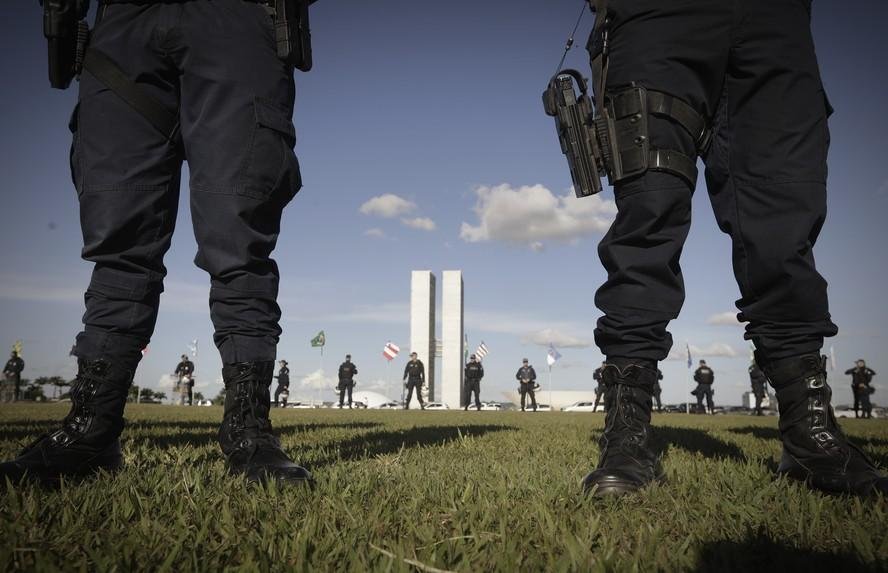 Policiais reforçam a segurança na Praça dos Três Poderes