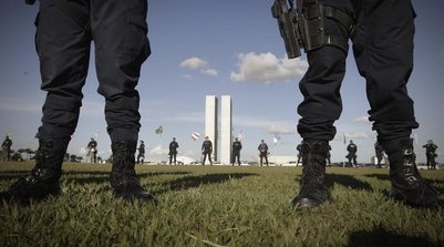 Policiais reforçam a segurança na Praça dos Três Poderes (Foto: Cristiano Mariz)