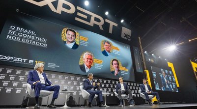 Ronaldo Caiado (Goiás), Tarcísio de Freitas (São Paulo), Rafael Furlanetti (XP) e Ratinho Jr. (Paraná) em painel da Expert XP 25 (Foto: Paulo Bareta/Divulgação XP)