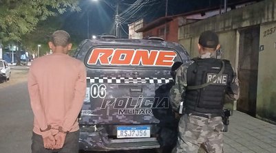Rone prende homem com arma e drogas durante abordagem na Vila Jerusalém (Foto: Reprodução/SSPI)