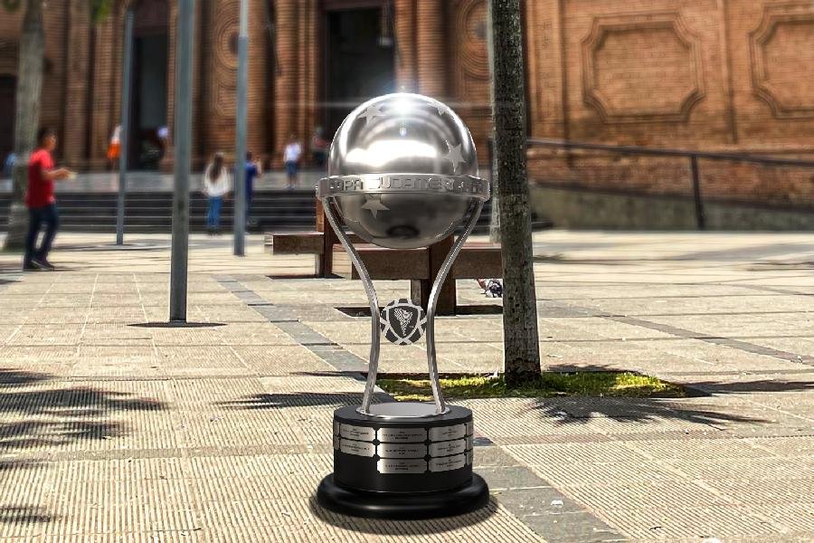 Taça que será entregue ao campeão da Sul-Americana