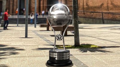 Taça que será entregue ao campeão da Sul-Americana (Foto: Divulgação/Conmebol)