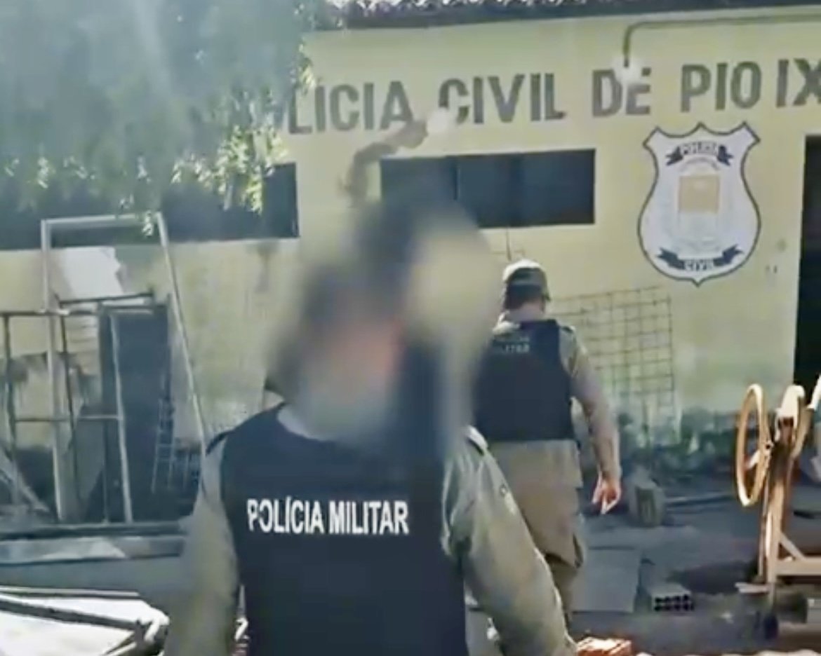 Um dos proprietários dos animais, R.F.V.N., ao ser abordado pelos agentes, reagiu de forma agressiva