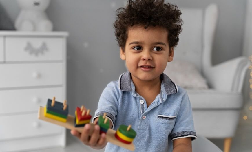 A criança não balbucia até 1 ano; • Não diz palavras aos 18 meses