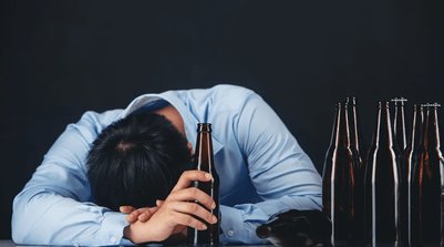Alcoolismo — Foto: Freepik (Foto: Divulgação / InfoMoney)