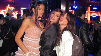 Anitta chamou atenção por nova aparência em foto com Bruna Marquezine e Rafa Uccman (Foto: Reprodução Instagram)