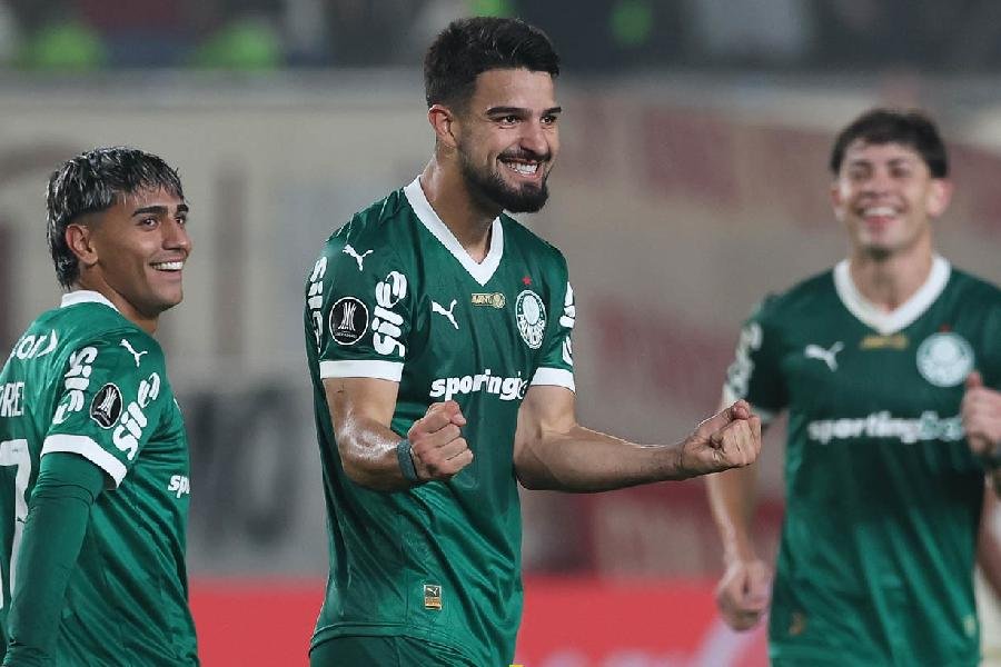 Argentino Flaco López comemora um dos gols da goleada palmeirese