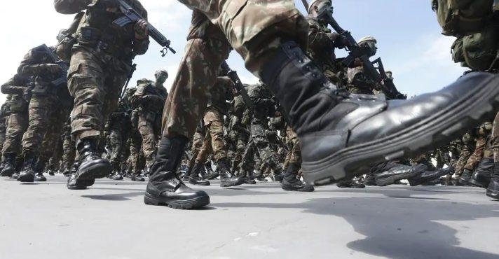 Batendo em retirada: Exército registra fluxo crescente de desligamento por más condições de trabalho