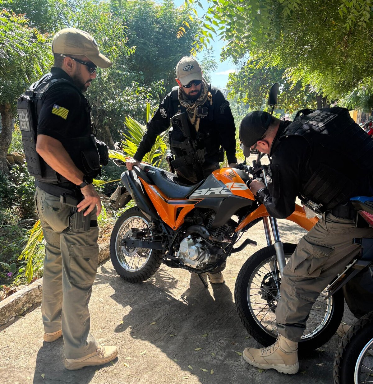 Com equipes posicionadas em pontos estratégicos da cidade, a operação realiza abordagens a motocicletas