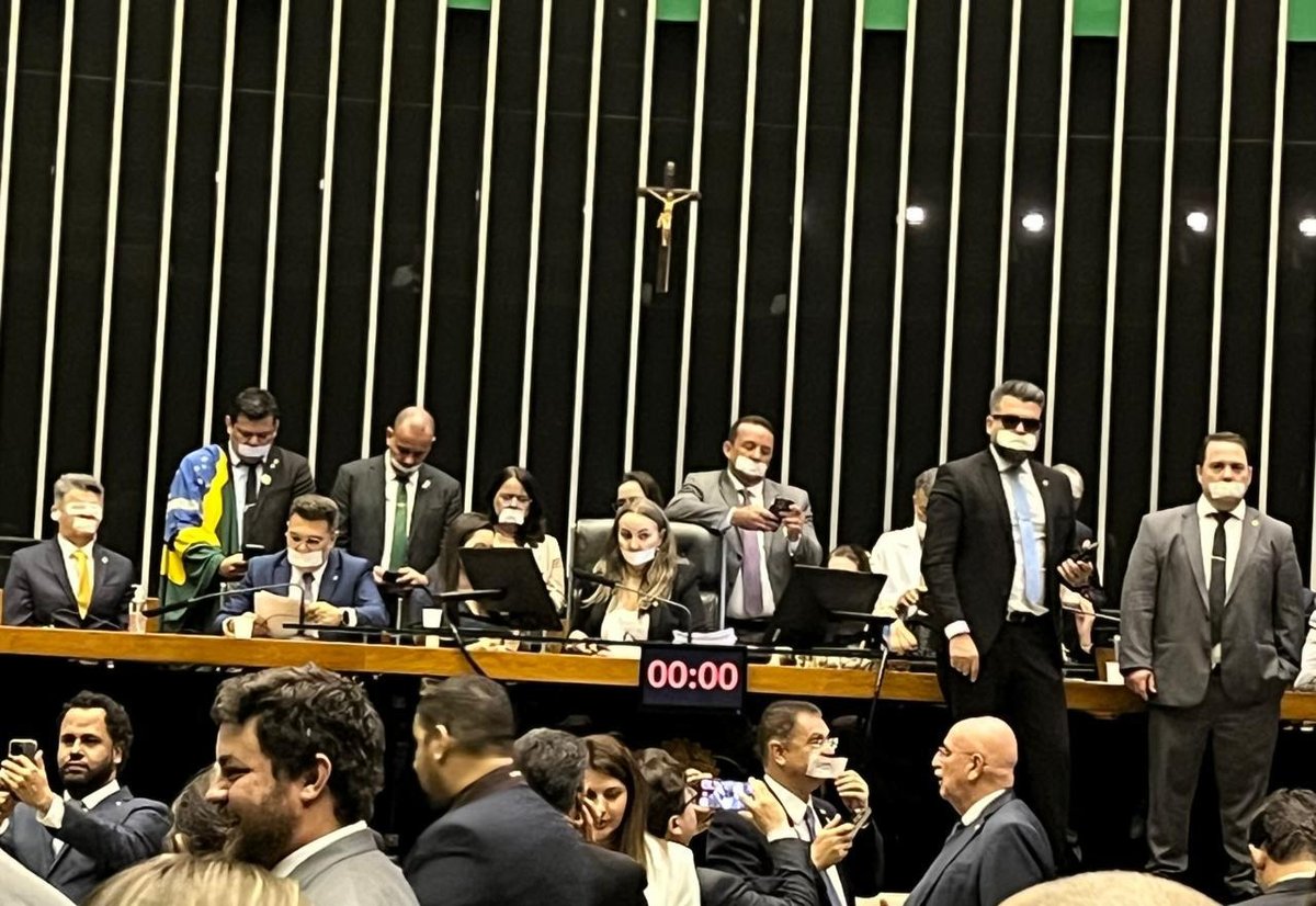Deputados aliados de Bolsonaro ocupam plenário da Câmara
