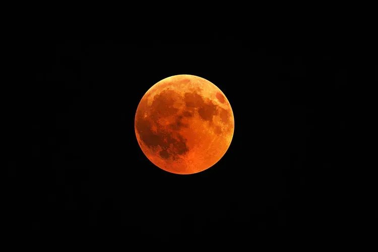 Eclipse Lunar da Lua de Sangue será visível neste mês e terá transmissão ao vivo no Brasil (Freepik)