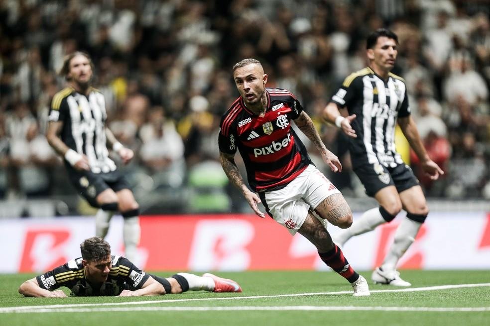 Everton Cebolinha comemora após deixar Natanael no chão e marcar