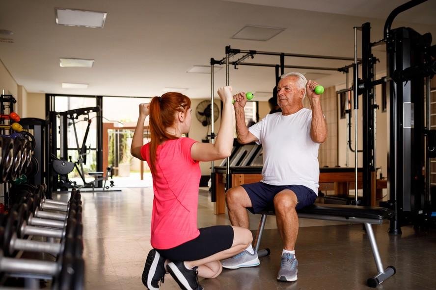 Exercícios que fortalecem a musculatura preservam a articulação e diminuem o risco de queda, sendo fundamentais para uma vida longeva com qualidade