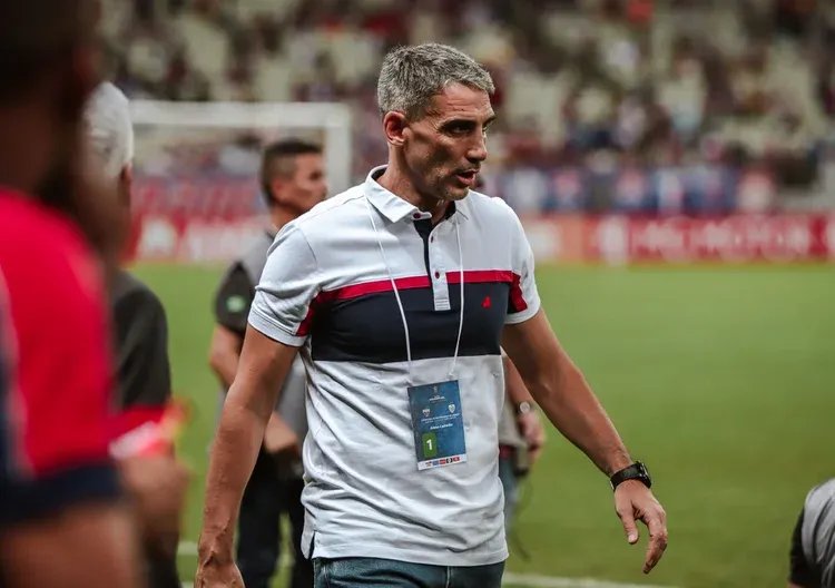 Juan Pablo Vojvoda começou a carreira como interino no Newell's Old Boys (Mateus Lotif/Divulgação)