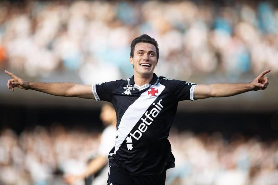 Lucas Piton faz gol de cabeça no duelo entre Vasco e Santos