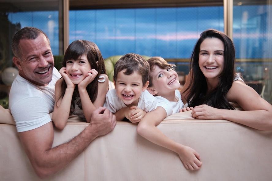 Malvino Salvador com a mulher, Kyra, e os filhos: Ayra, Kyara e Rayan