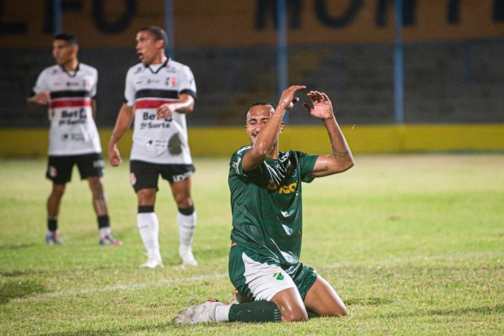 Mandacaru, atacante do Altos, em jogo contra o Santa Cruz