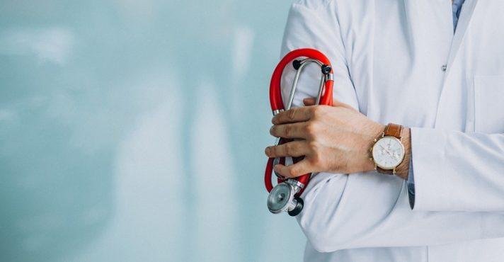 Médico com um estetoscópio na mão