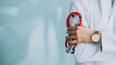 Médico com um estetoscópio na mão (Foto: senivpetro/Freepik)