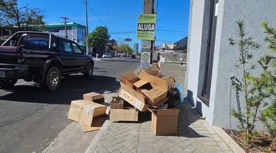 Moradores denunciam falta de coleta de lixo em Teresina (Foto: Andrea Gomes / g1)