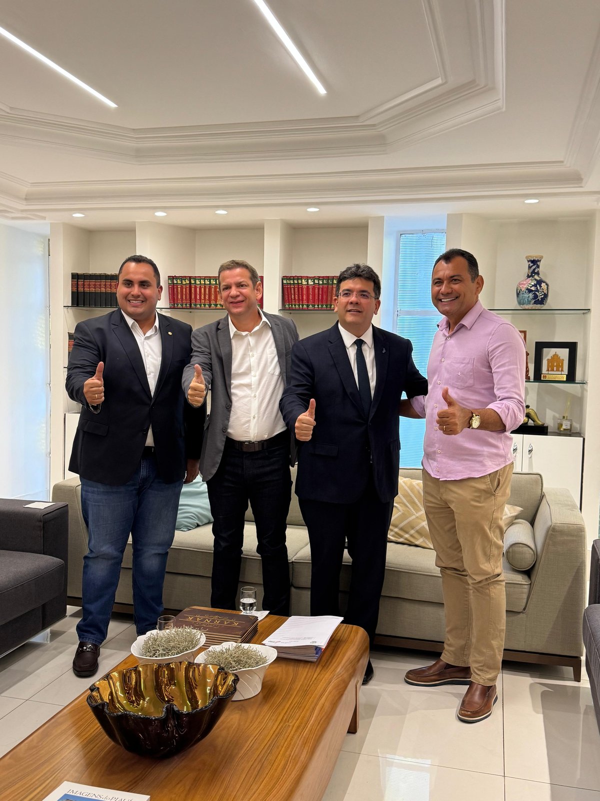 Na capital piauiense, o prefeito recebeu ainda novos implementos para a cidade
