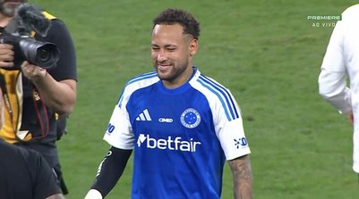 Neymar veste a camisa do Cruzeiro após vitória do Santos (Foto: Reprodução / Premiere)