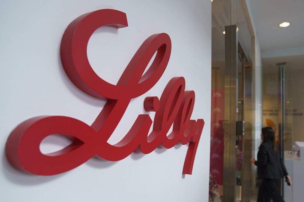 O logotipo da Eli Lilly & Co. Fotógrafo: Ore Huiying/Bloomberg