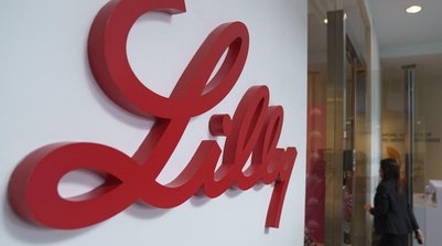 O logotipo da Eli Lilly & Co. Fotógrafo: Ore Huiying/Bloomberg (Foto: Divulgação / InfoMoney)