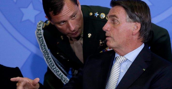 O tenente-coronel Mauro Cid e o presidente Jair Bolsonaro, durante um evento no Palácio do Planalto - 24/2/2021
