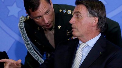 O tenente-coronel Mauro Cid e o presidente Jair Bolsonaro, durante um evento no Palácio do Planalto - 24/2/2021 (Foto: Dida Sampaio/Estadão Conteúdo)