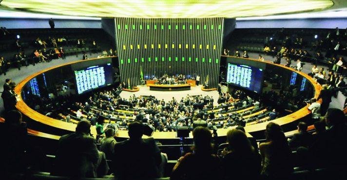 Os deputados podem pedir reembolso sem limite de solicitações, desde que cada nota não ultrapasse R$ 135,4 mil