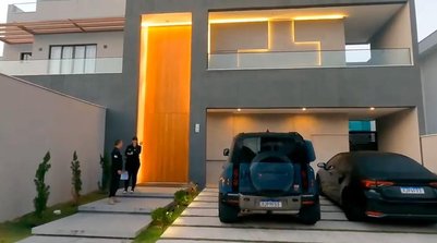 Policiais chegam à casa de um dos investigados na operação Desfortuna, no Recreio dos Bandeirantes (Foto: Reprodução)