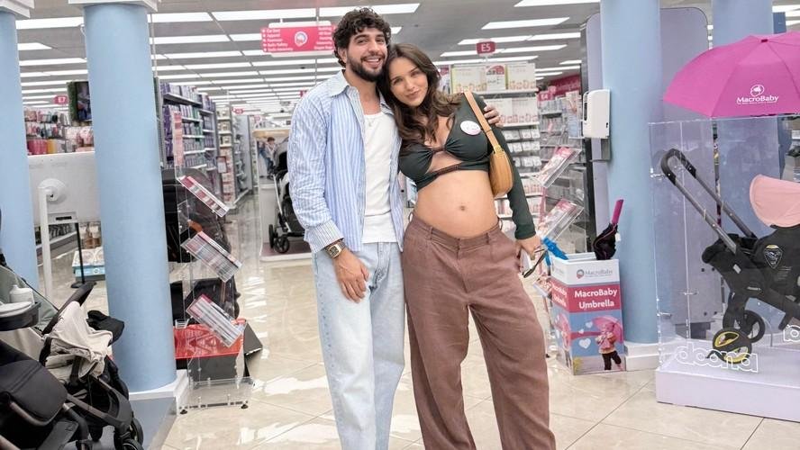 Rafa Kalimann e Nattanzinho fazem enxoval para a primeira filha em Orlando