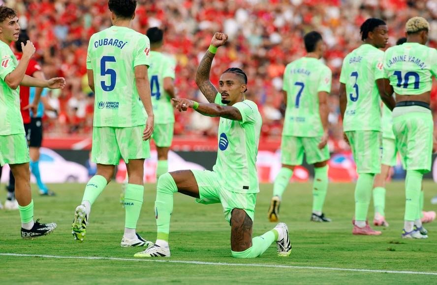 Raphinha abre o placar do jogo entre Barcelona e Mallorca