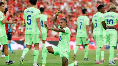 Raphinha abre o placar do jogo entre Barcelona e Mallorca (Foto: JAIME REINA / AFP)