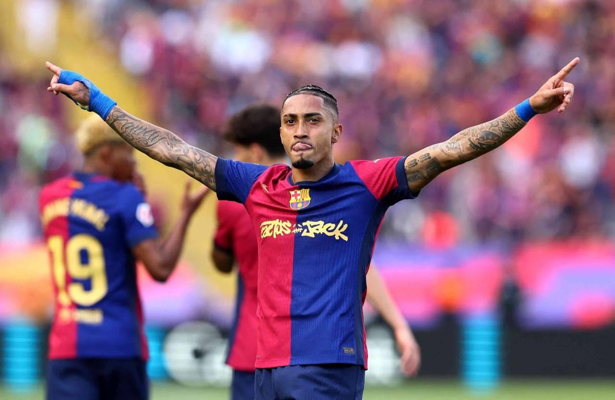 Raphinha comemora gol do Barcelona em partida contra o Real Madri