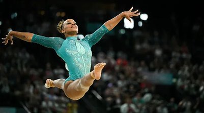 Rebeca Andrade: maior medalilsta olímpica do Brasil anuncia que deixará de competir em solos após diversas lesões no joelho. (Gabriel BOUYS /AFP) (Foto: Divulgação)