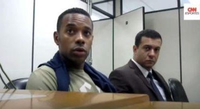 Robinho durante audiência de custódia na sede da Justiça Federal de Santos (Foto: Reprodução)